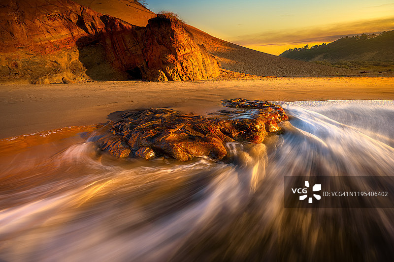 俄勒冈州海滩上的波浪图片素材