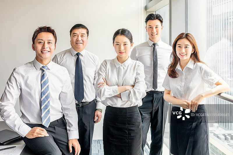 自信开朗的商务团队成员图片素材