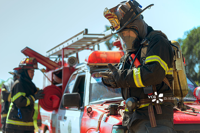 佩戴氧气面罩的消防员图片素材