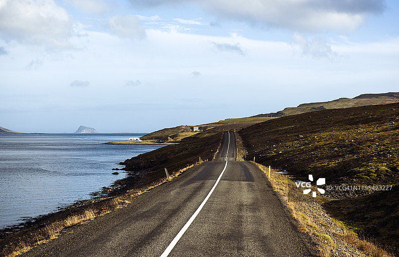 冰岛东部法斯克鲁斯菲厄泽的道路图片素材