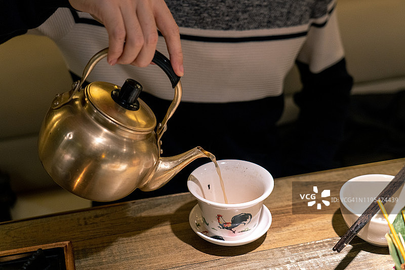 一位年轻的新加坡男人在一家餐厅吃新加坡美食图片素材
