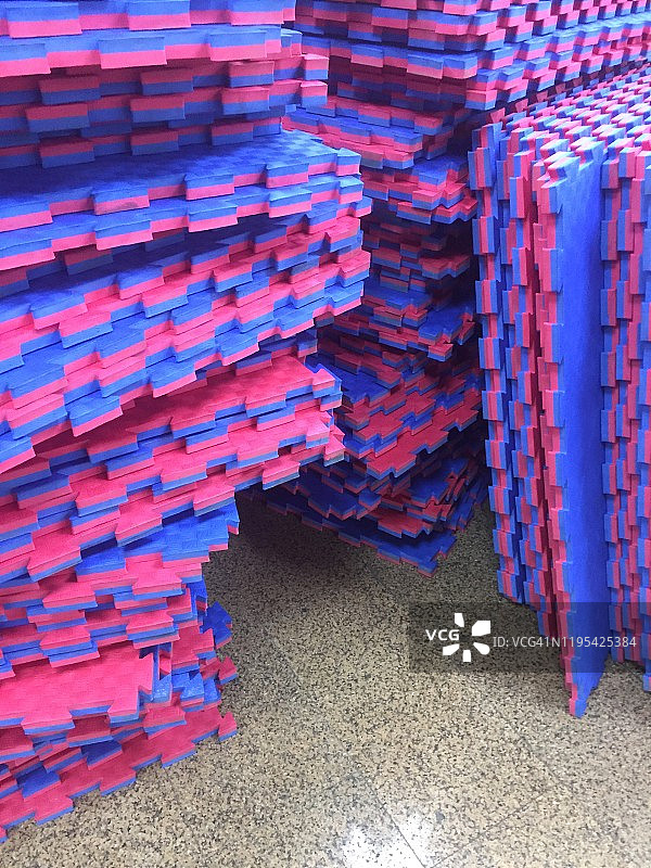 互锁的健身房垫子图片素材