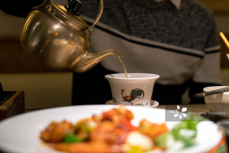 一位年轻的新加坡男人在一家餐厅吃新加坡美食图片素材