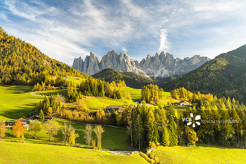 意大利富内斯，南蒂罗尔的圣马格达莱纳和奥德勒秋景图片素材