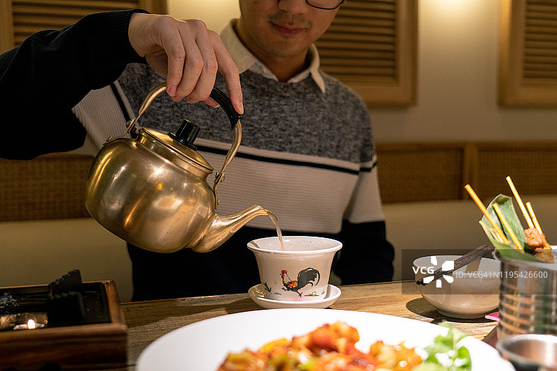 一位年轻的新加坡男人在一家餐厅吃新加坡美食图片素材