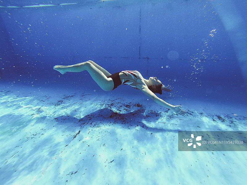 年轻女子表演的精湛水下表演图片素材