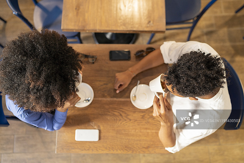 从上方拍摄的学生在咖啡馆喝咖啡图片素材