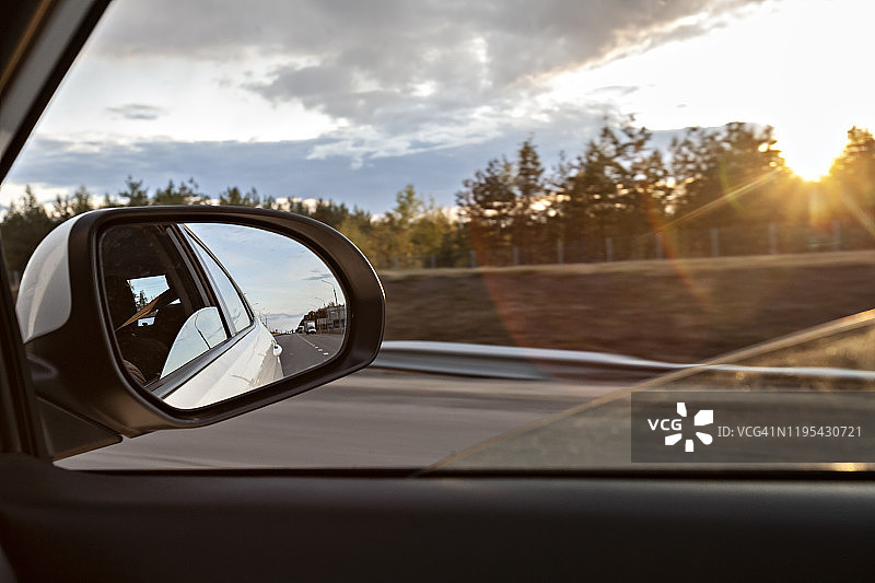 俄罗斯沃罗涅日后视镜中的日落图片素材
