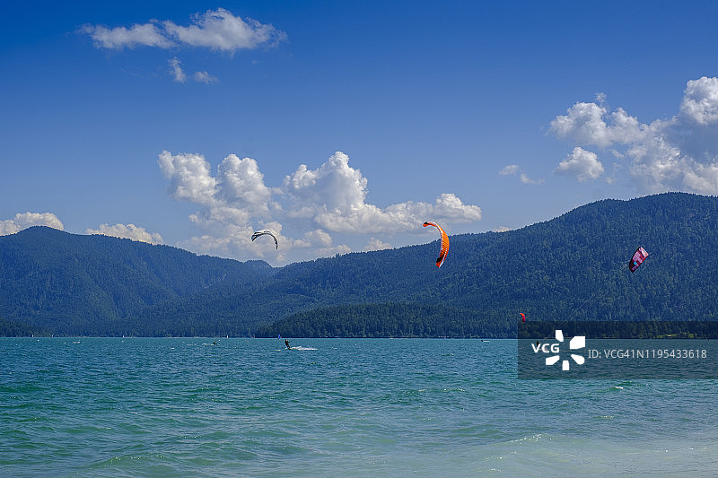 德国巴伐利亚瓦尔兴湖，晴日风筝冲浪者图片素材