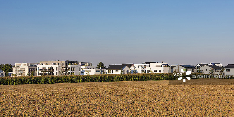 德国巴登-符腾堡乌尔姆Lehr区的新住宅和农田图片素材