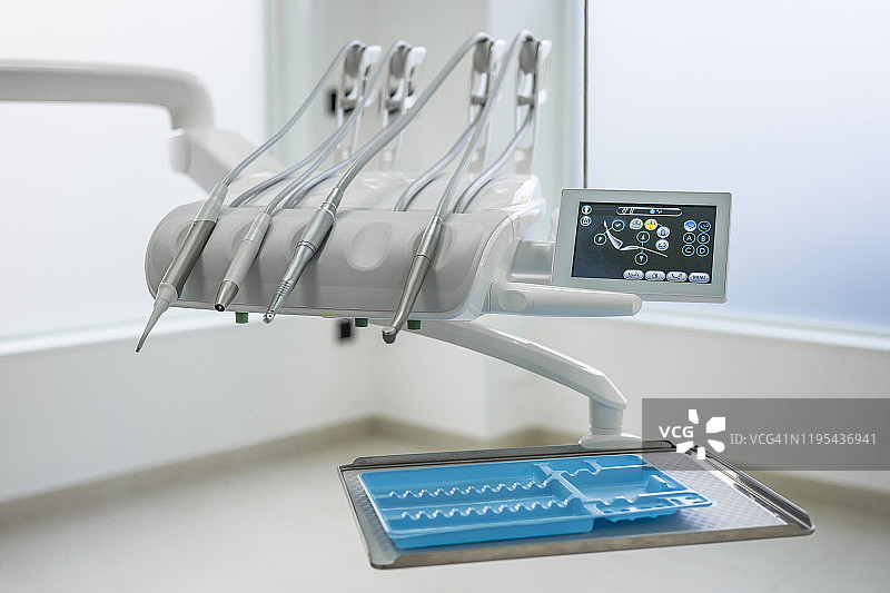 牙科诊所的牙医椅和设备图片素材