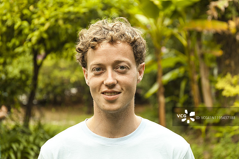 微笑的年轻草莓金发男子图片素材