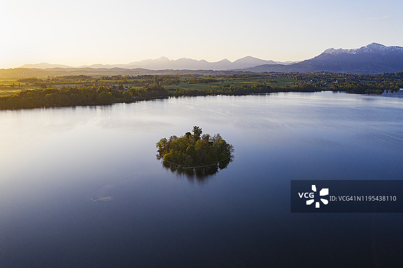 德国巴伐利亚州施塔费尔湖穆尔沃思小岛的黎明航拍图片素材