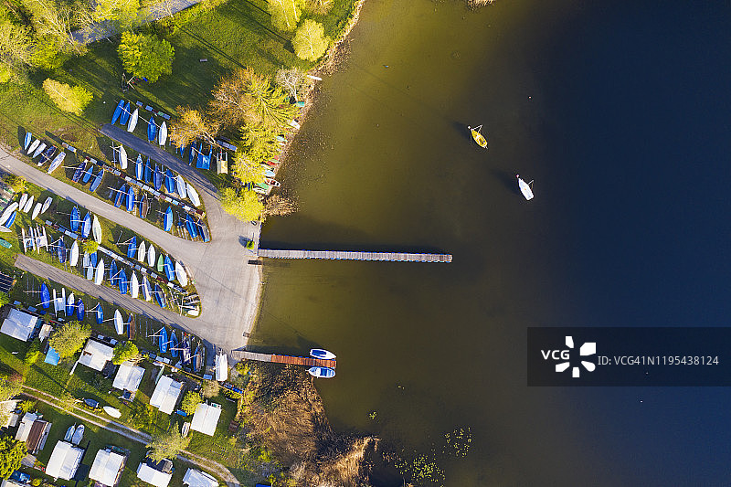 德国巴伐利亚，施塔费尔湖畔塞豪森，施塔费尔湖岸边港口的鸟瞰图图片素材