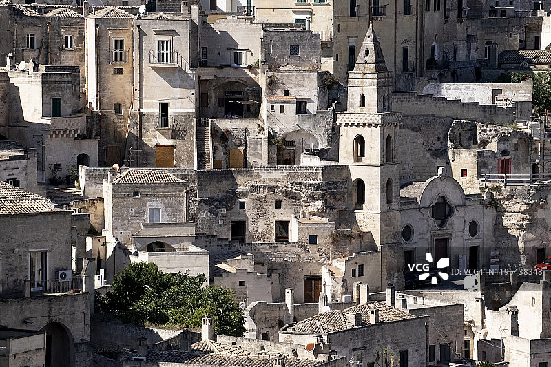 意大利巴西利卡塔区马泰拉老城区，圣彼得罗巴里萨诺教堂景观图片素材