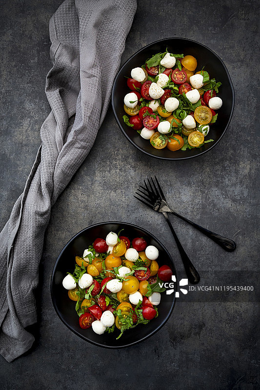 芝麻菜、马苏里拉奶酪、樱桃番茄和罗勒沙拉俯视图图片素材