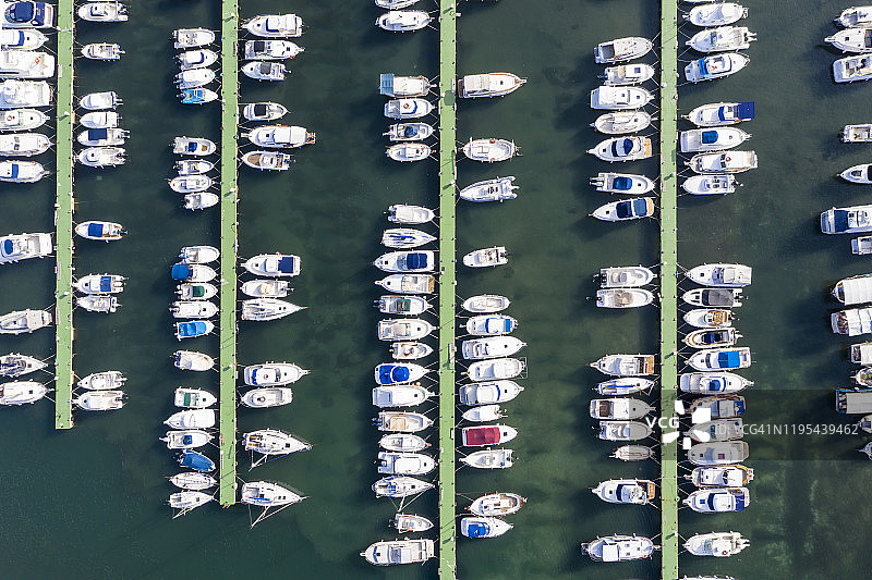 西班牙马略卡岛：卡恩皮卡福特度假港口的船只鸟瞰图片素材
