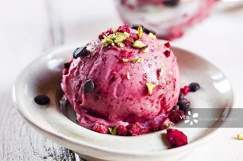覆盆子香蕉开心果巧克力纯素无糖冰淇淋拼盘图片素材