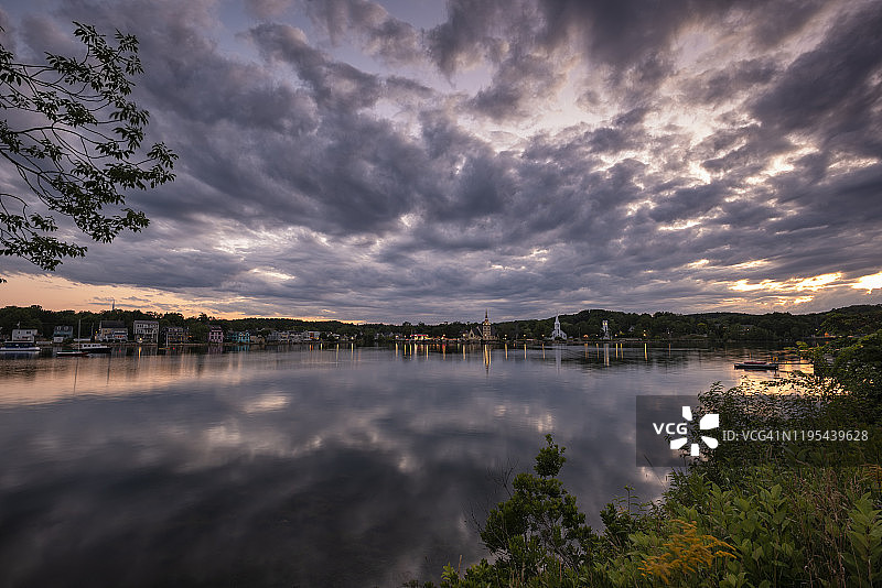 加拿大新斯科舍省卢嫩堡马洪湾的黄昏阴天图片素材