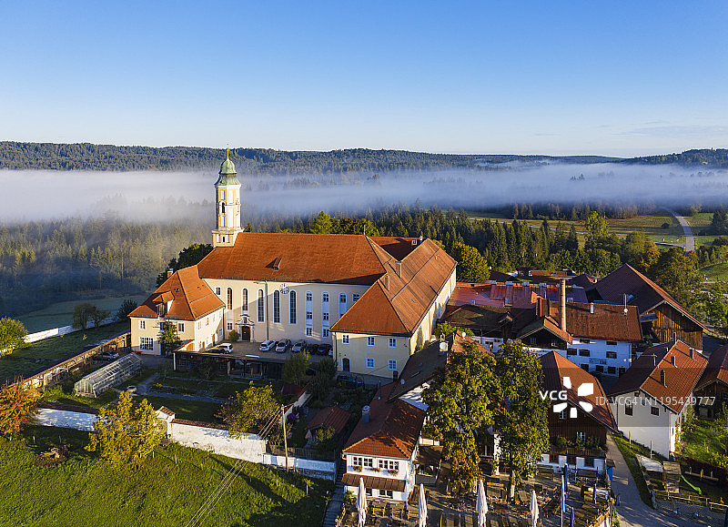 德国巴伐利亚上巴伐利亚托尔策地区萨克森卡姆罗伊特贝格修道院鸟瞰图片素材