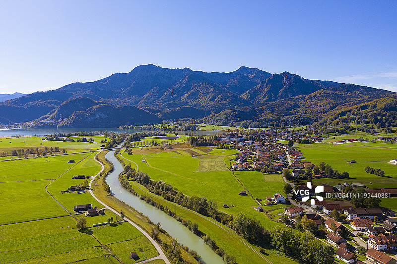 德国巴伐利亚上巴伐利亚，赫尔佐格施坦德峰和海姆加滕峰航拍图片素材