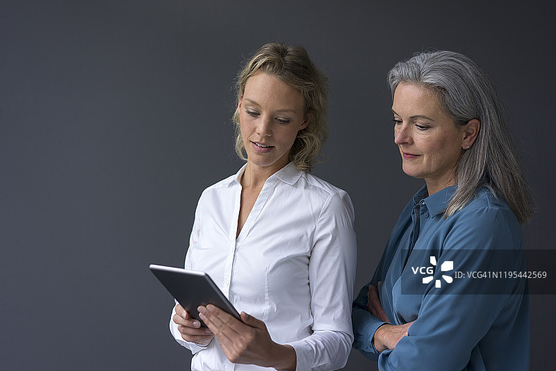两位女商人一起看平板电脑图片素材