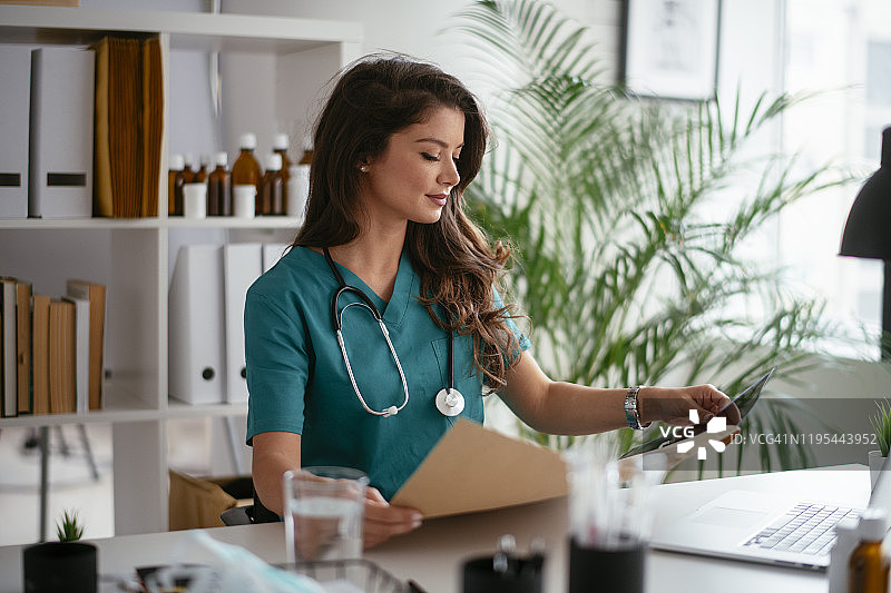 医生在办公桌前工作图片素材