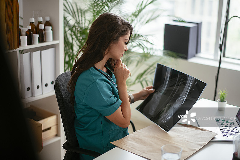 医生在办公桌前工作图片素材