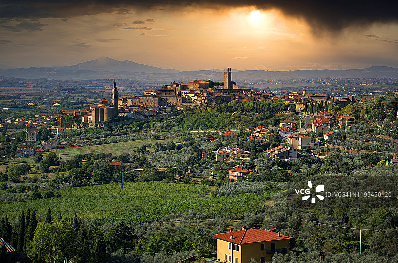 卡斯蒂里昂·菲奥伦蒂诺的中世纪托斯卡纳小镇图片素材