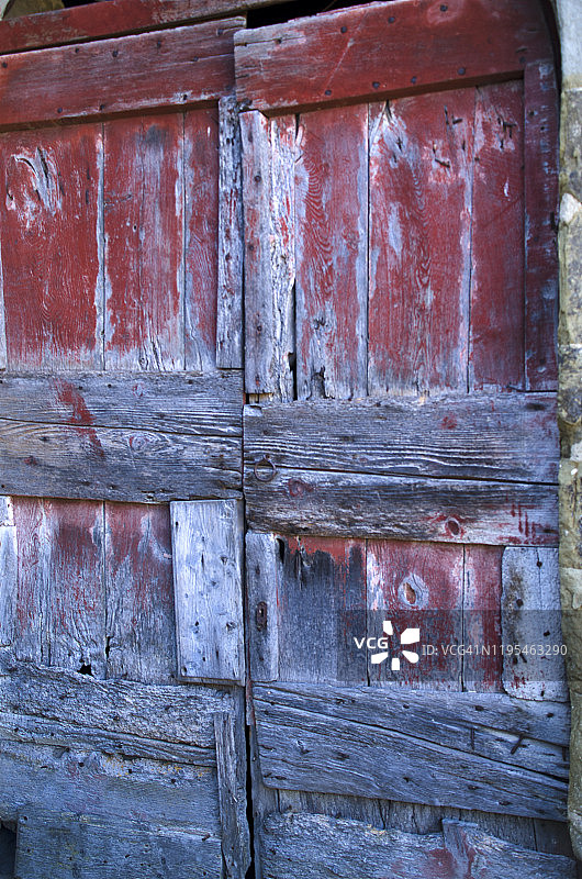 意大利安吉亚里中世纪乡村风格红门图片素材