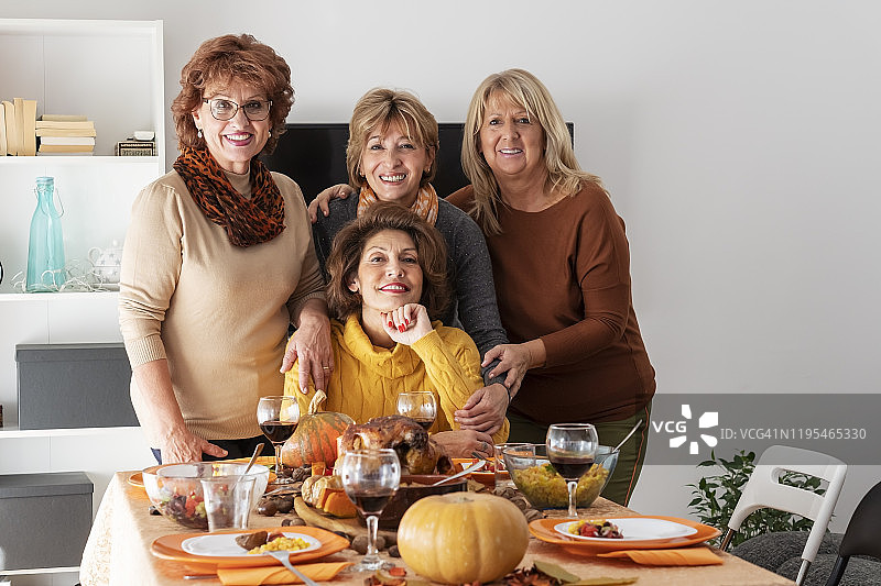 女性朋友们的感恩节午餐图片素材