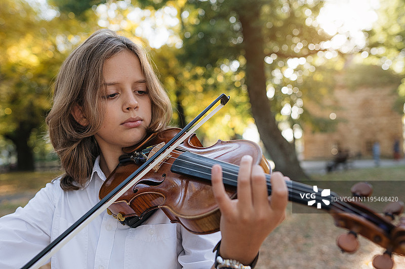 在公园里演奏的小提琴手图片素材