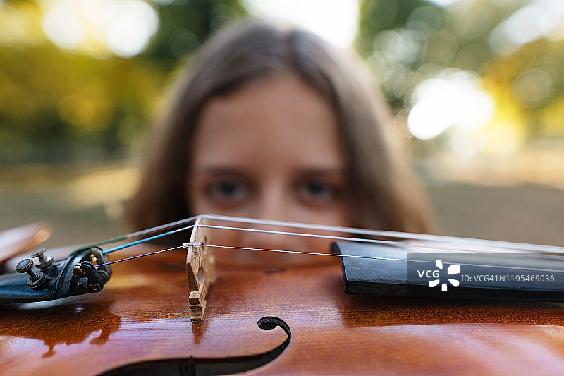 拿着小提琴的小孩图片素材