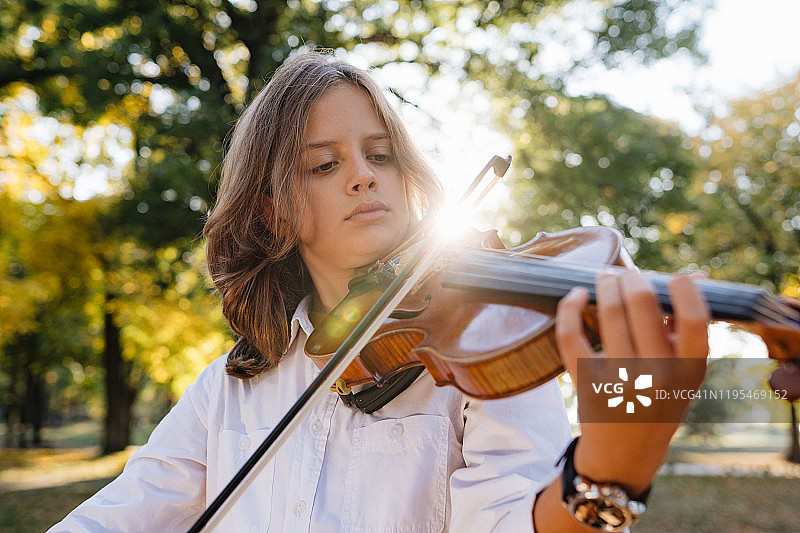在户外演奏的小提琴手图片素材