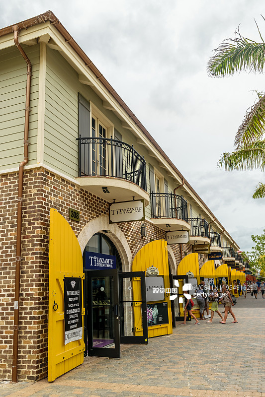 牙买加法尔茅斯邮轮港内的坦桑石国际商店及年轻白人顾客图片素材