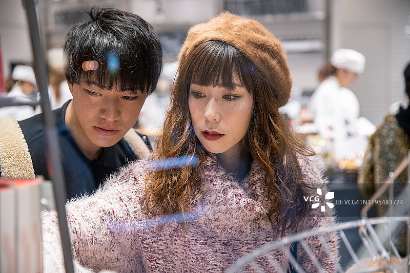 情侣在食品市场购物图片素材