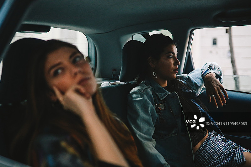 两个女孩在布宜诺斯艾利斯一辆汽车的后座图片素材