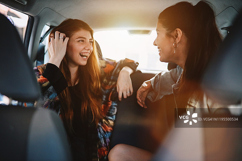 两个女孩在布宜诺斯艾利斯的共享汽车后座图片素材