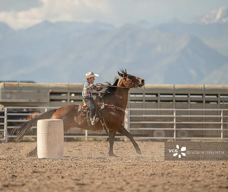 年轻牛仔桶赛竞技图片素材