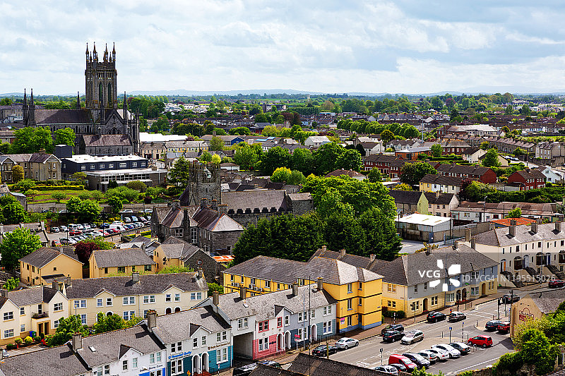 从圣卡尼斯大教堂圆塔俯瞰圣玛丽大教堂和基尔肯尼中世纪城市图片素材