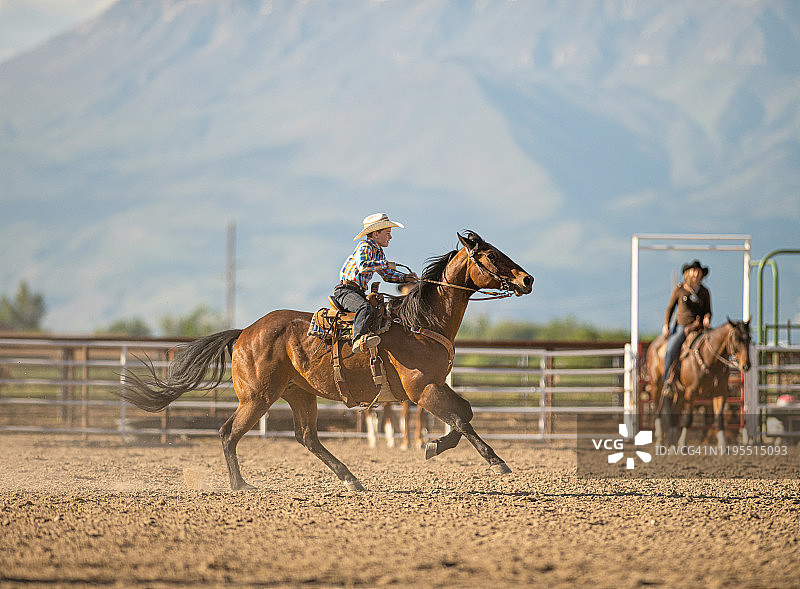年轻牛仔桶赛竞技图片素材