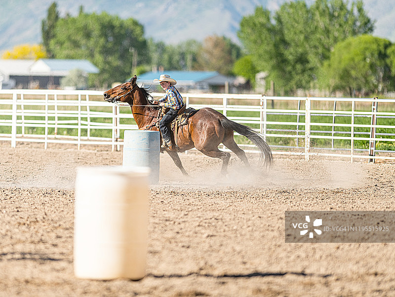年轻牛仔桶赛竞技图片素材