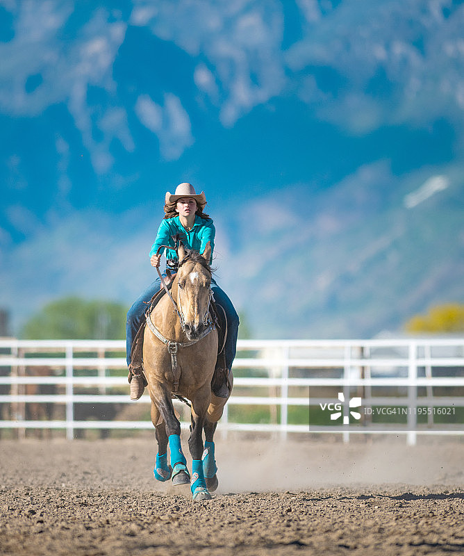 骑马绕桶赛的牛仔女郎图片素材