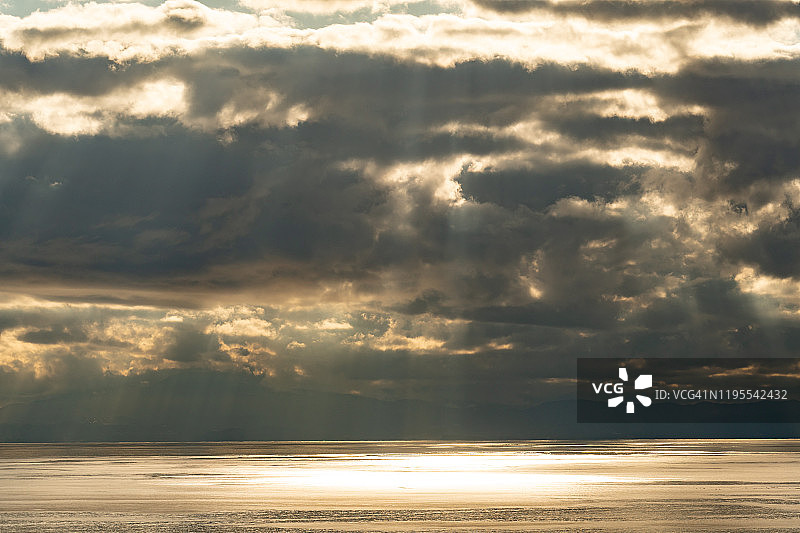 日本静冈县海滩的日落光束图片素材