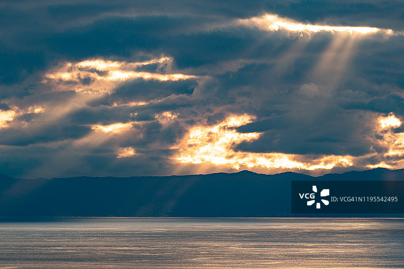 日本静冈县海滩的日落光束图片素材