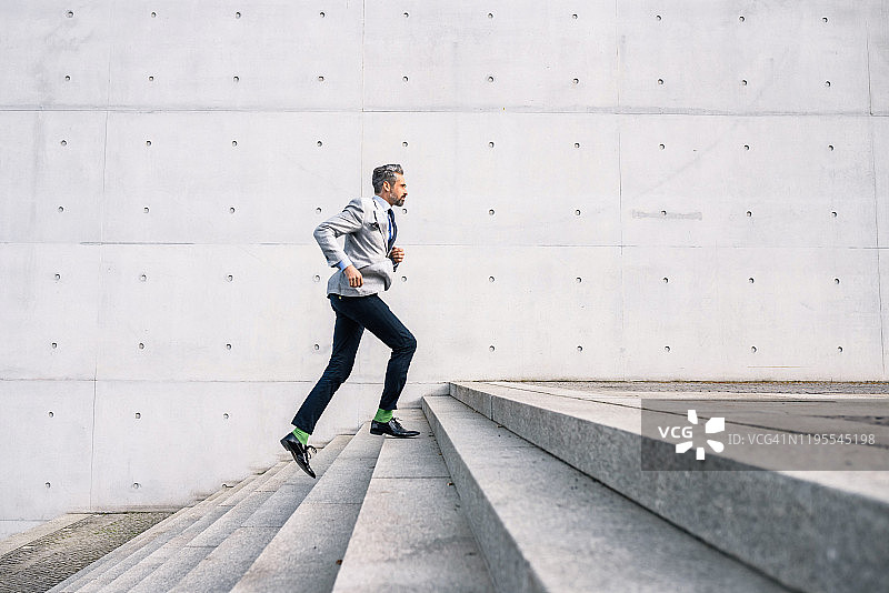 商务人士在户外跑上楼梯图片素材