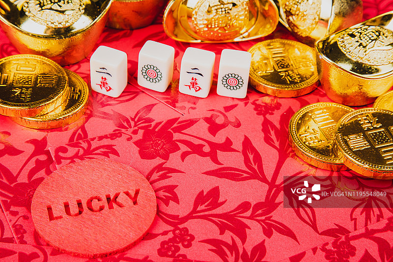 中国新年主题静物——红包、麻将牌和金币图片素材