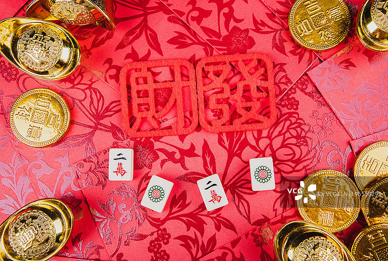 中国新年主题静物——红包、麻将牌和金币图片素材