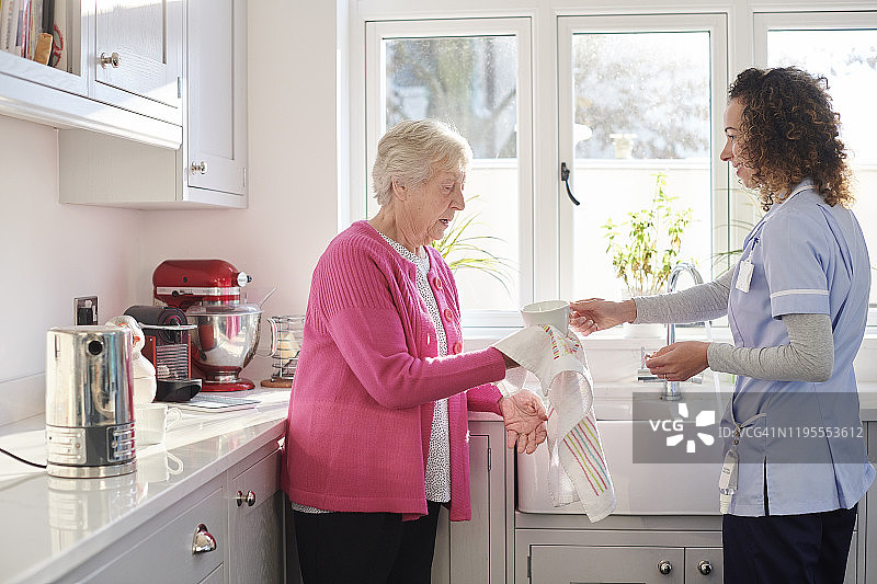 老年妇女的记忆任务图片素材