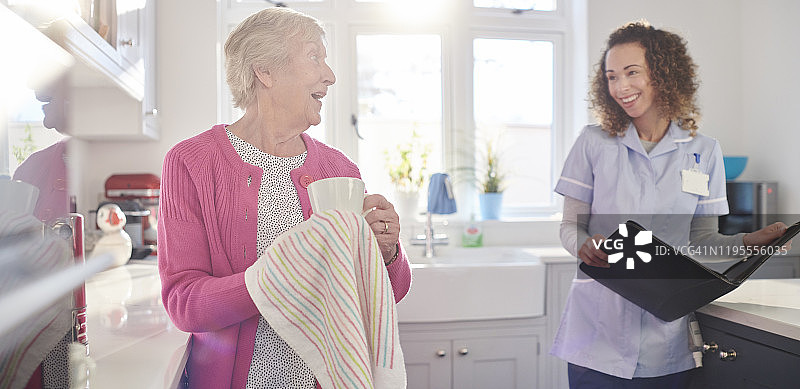 有护理人员照顾的年长者图片素材